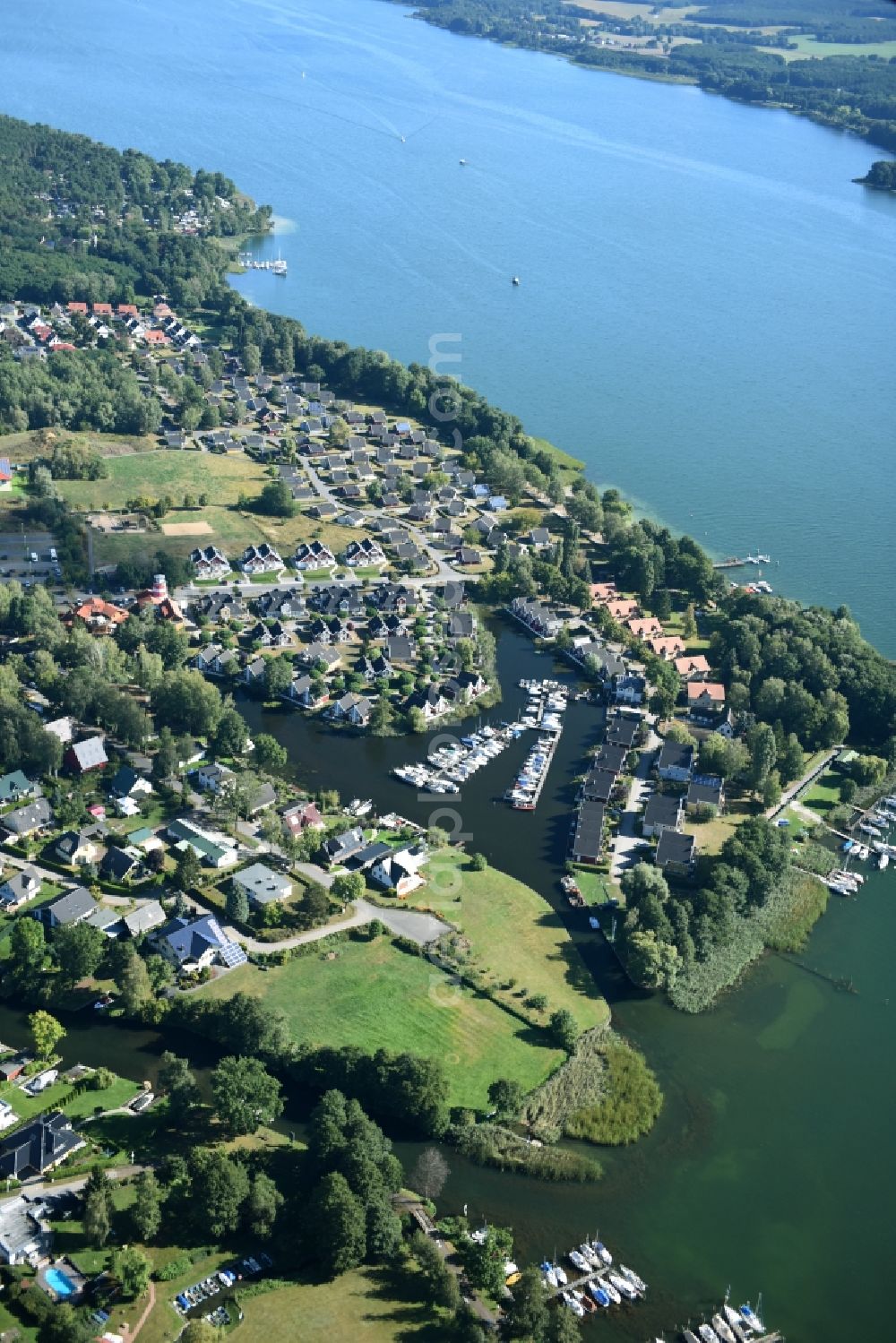 Wendisch Rietz from the bird's eye view: Village on the banks of lake Scharmuetzelsee in Wendisch Rietz in the state Brandenburg