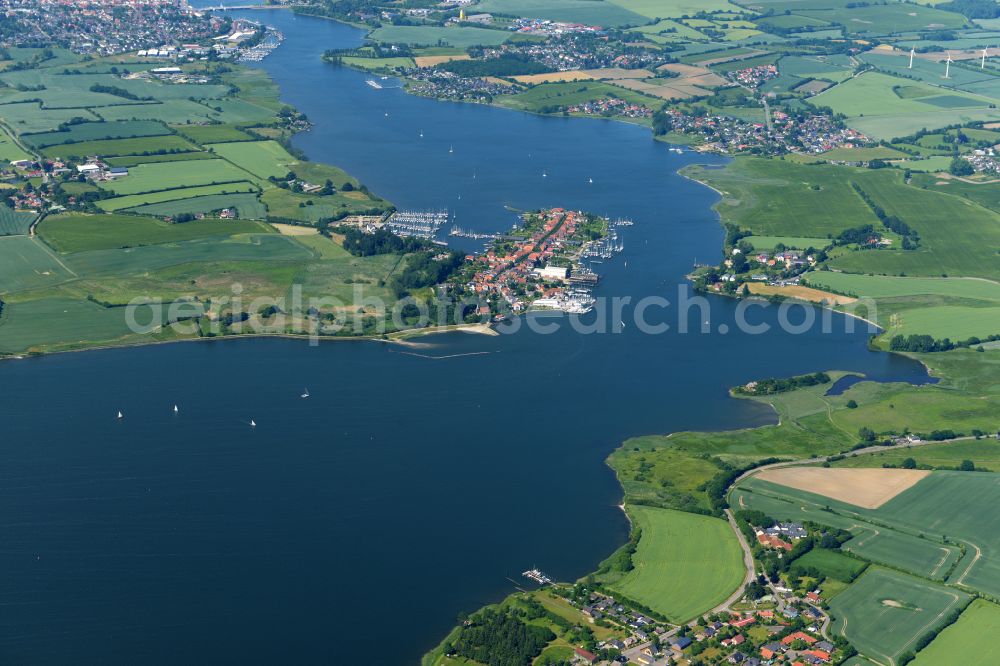 Arnis from the bird's eye view: Village on the banks of the area Schlei in Arnis in the state Schleswig-Holstein