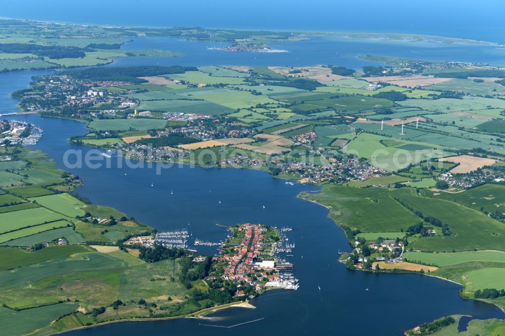 Aerial photograph Arnis - Village on the banks of the area Schlei in Arnis in the state Schleswig-Holstein