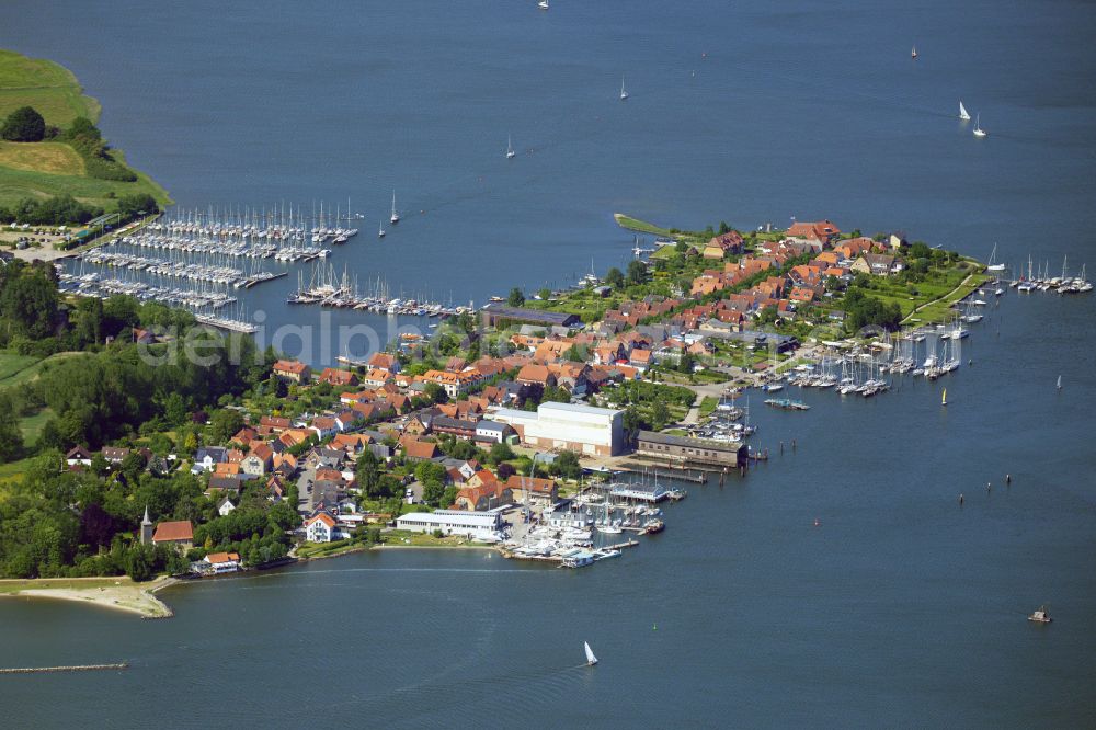 Arnis from the bird's eye view: Village on the banks of the area Schlei in Arnis in the state Schleswig-Holstein