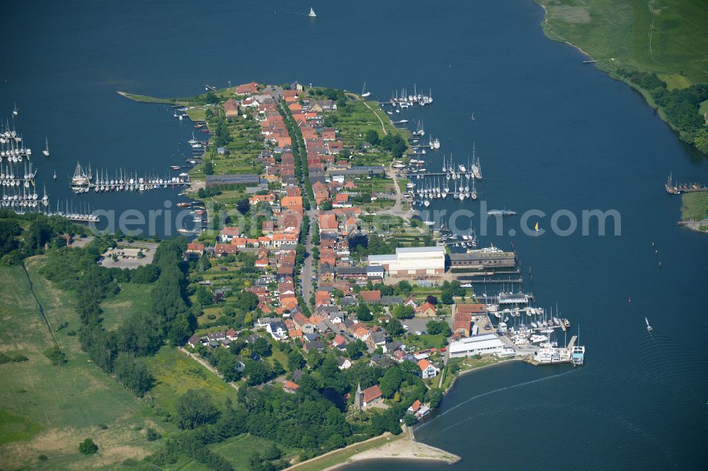 Aerial photograph Arnis - Village on the banks of the area Schlei in Arnis in the state Schleswig-Holstein