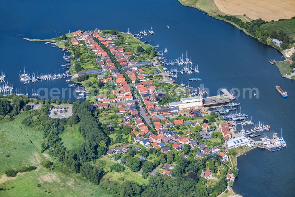 Aerial photograph Arnis - Village on the banks of the area Schlei in Arnis in the state Schleswig-Holstein