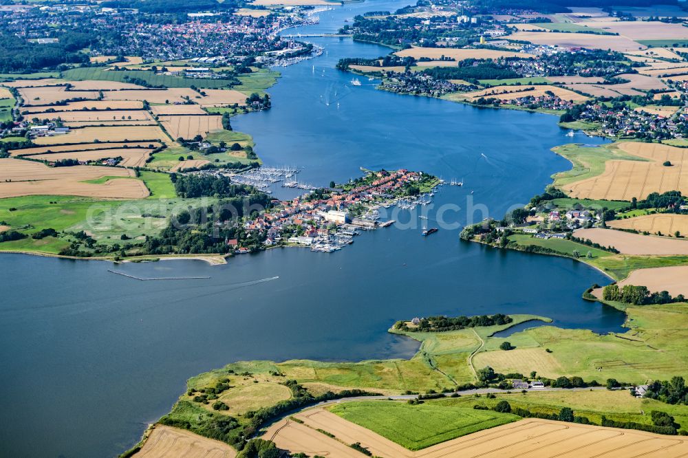 Arnis from the bird's eye view: Village on the banks of the area Schlei in Arnis in the state Schleswig-Holstein