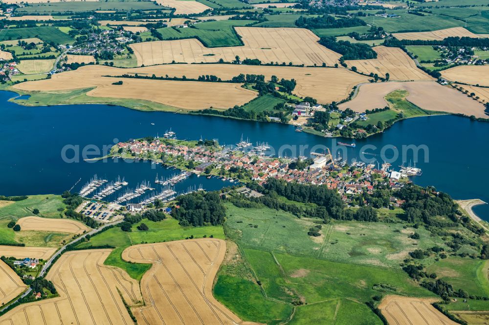 Arnis from the bird's eye view: Village on the banks of the area Schlei in Arnis in the state Schleswig-Holstein