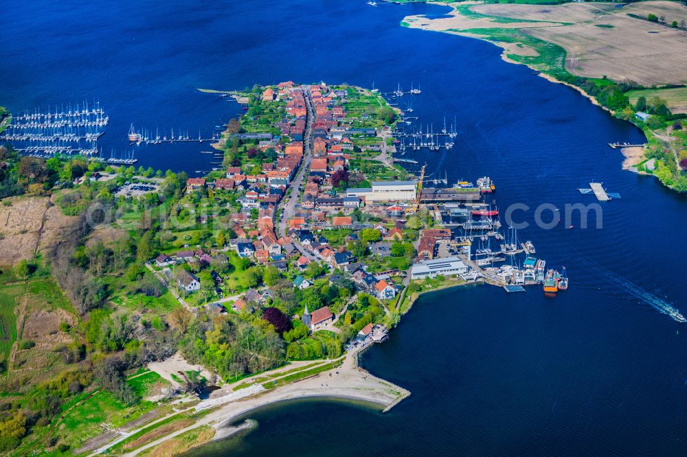 Arnis from the bird's eye view: Village on the banks of the area Schlei in Arnis in the state Schleswig-Holstein