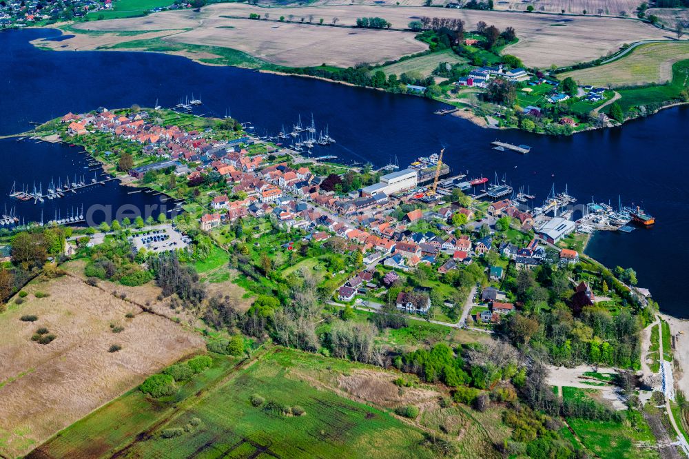 Aerial photograph Arnis - Village on the banks of the area Schlei in Arnis in the state Schleswig-Holstein