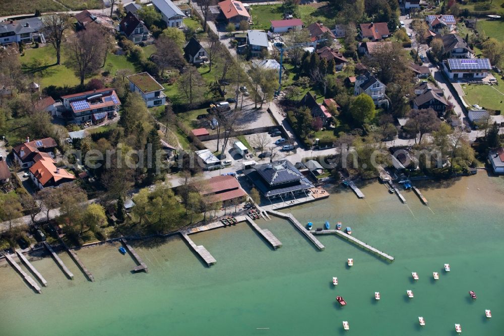 Wörthsee from the bird's eye view: Village on the banks of the area SEEHAUS RAABE along the Seestrasse in the district Steinebach in Woerthsee in the state Bavaria, Germany