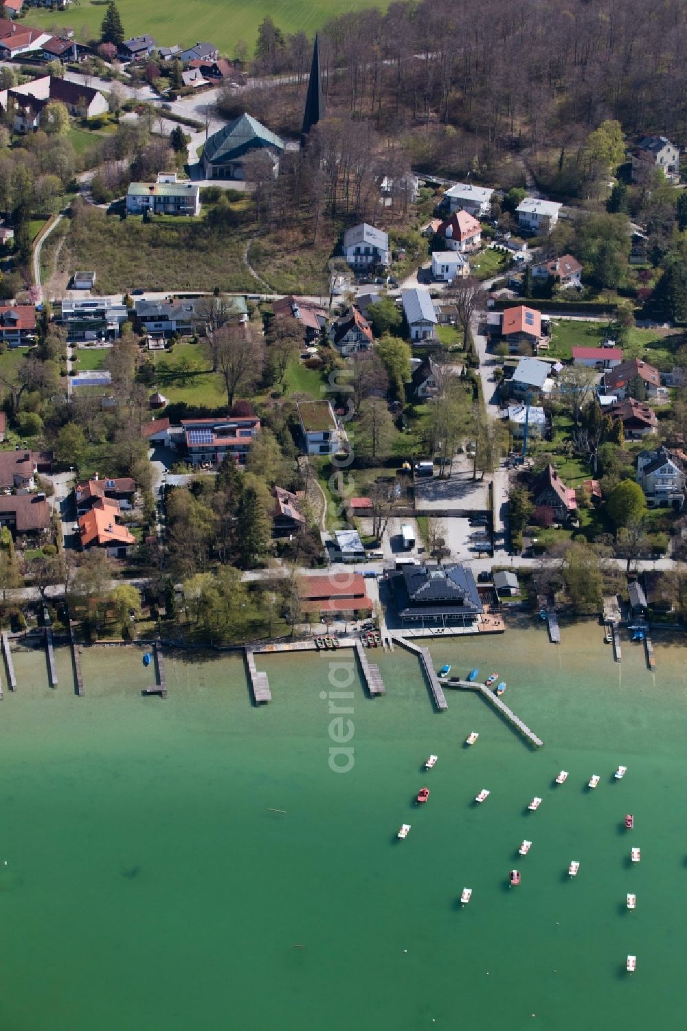 Wörthsee from the bird's eye view: Village on the banks of the area SEEHAUS RAABE along the Seestrasse in the district Steinebach in Woerthsee in the state Bavaria, Germany