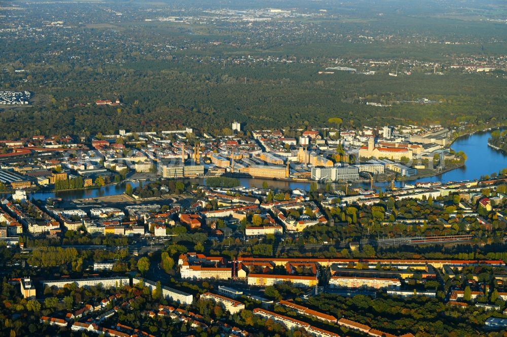 Berlin from the bird's eye view: Village on the banks of the area Spree - river course in the district Schoeneweide in Berlin, Germany