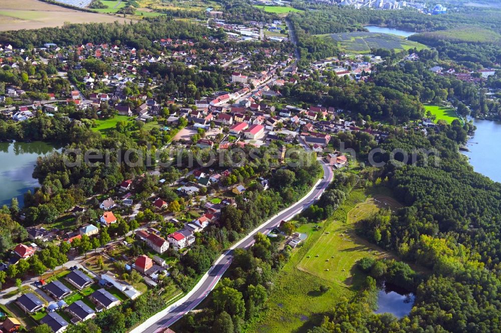 Hennickendorf from the bird's eye view: Village on the banks of the area lake of Stienitzsee in Hennickendorf in the state Brandenburg, Germany