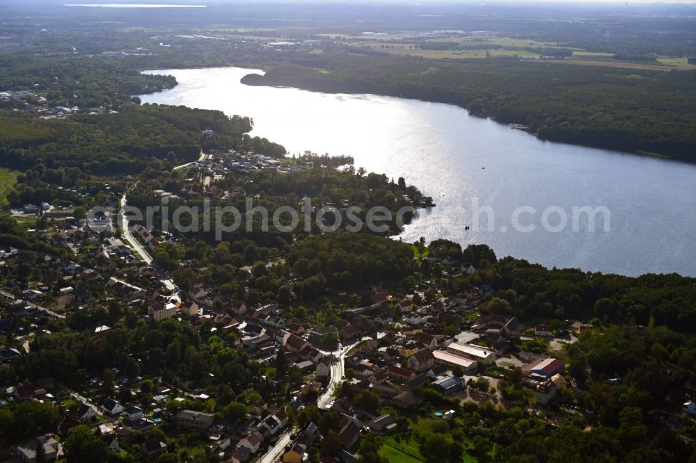 Hennickendorf from the bird's eye view: Village on the banks of the area lake of Stienitzsee in Hennickendorf in the state Brandenburg, Germany