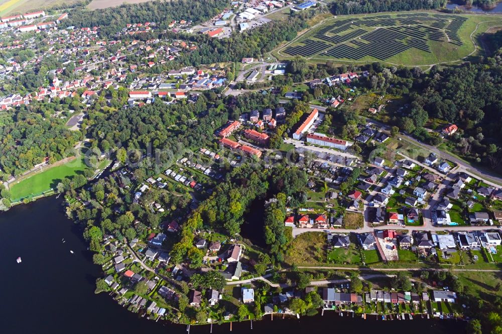 Aerial photograph Hennickendorf - Village on the banks of the area lake of Stienitzsee in Hennickendorf in the state Brandenburg, Germany