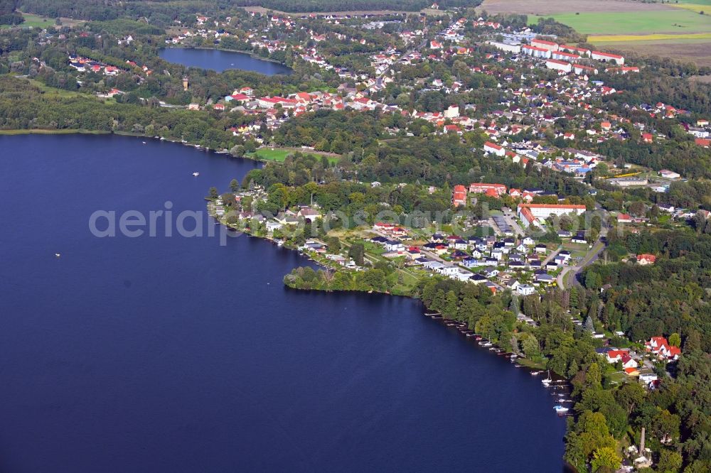 Hennickendorf from above - Village on the banks of the area lake of Stienitzsee in Hennickendorf in the state Brandenburg, Germany