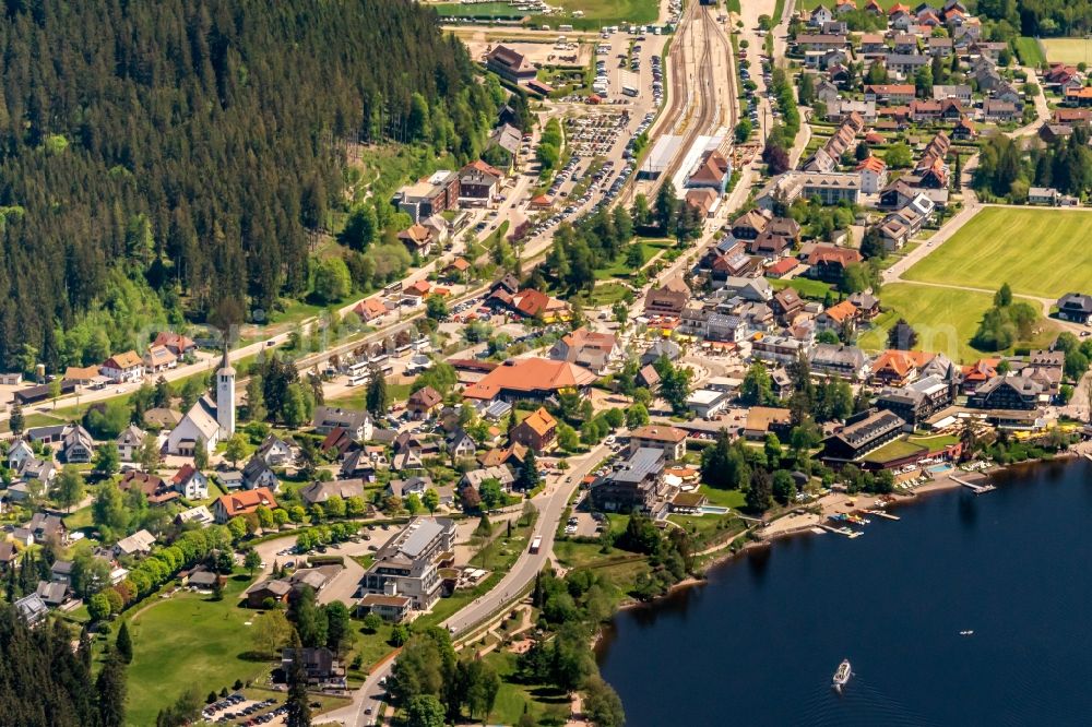 Aerial image Titisee-Neustadt - Village on the banks of the area lake Titisee in Titisee-Neustadt in the state Baden-Wurttemberg