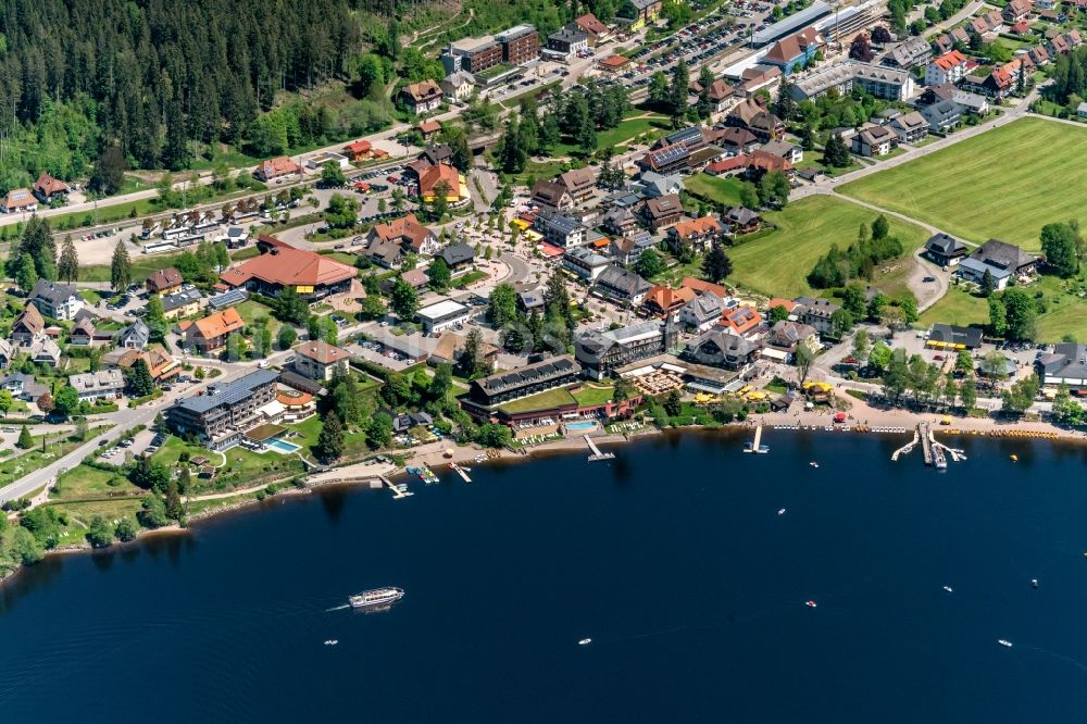 Titisee-Neustadt from the bird's eye view: Village on the banks of the area lake Titisee in Titisee-Neustadt in the state Baden-Wurttemberg