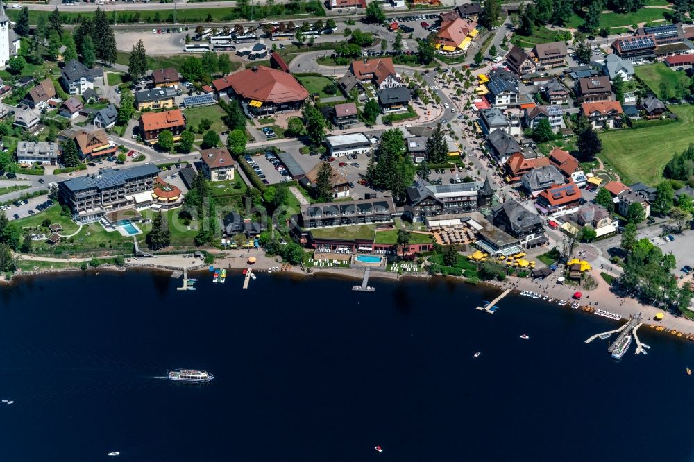 Aerial photograph Titisee-Neustadt - Village on the banks of the area lake Titisee in Titisee-Neustadt in the state Baden-Wurttemberg