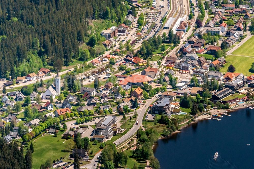 Titisee-Neustadt from the bird's eye view: Village on the banks of the area lake Titisee in Titisee-Neustadt in the state Baden-Wurttemberg