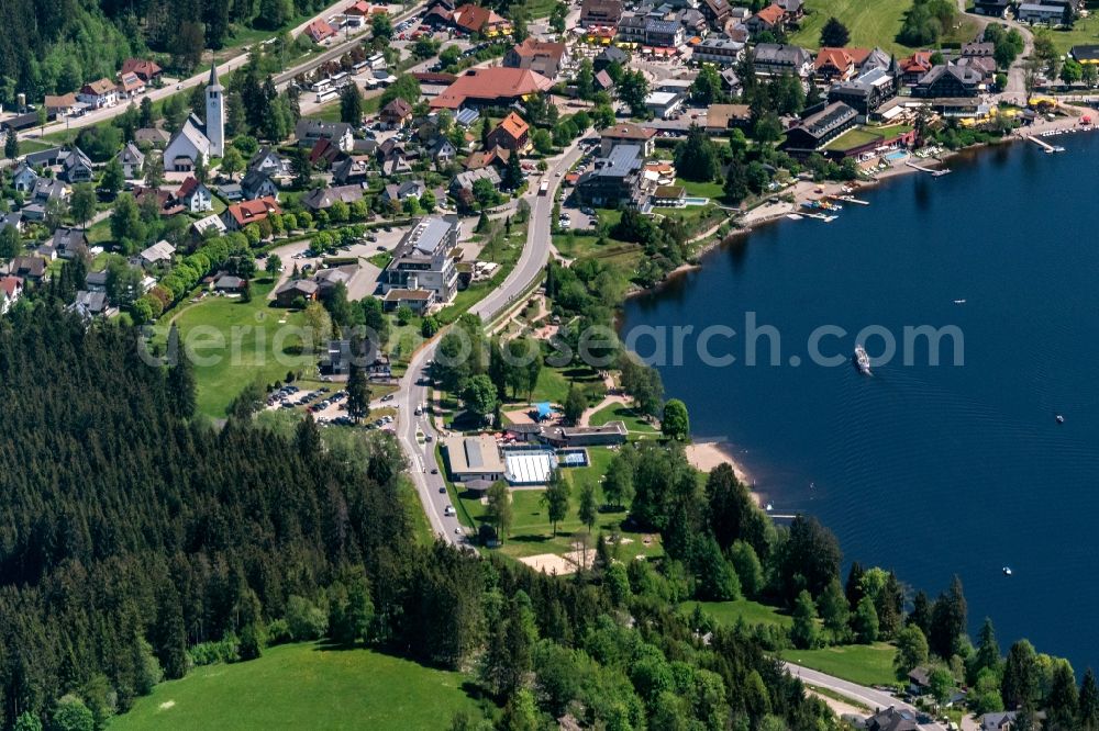 Aerial photograph Titisee-Neustadt - Village on the banks of the area lake Titisee in Titisee-Neustadt in the state Baden-Wurttemberg