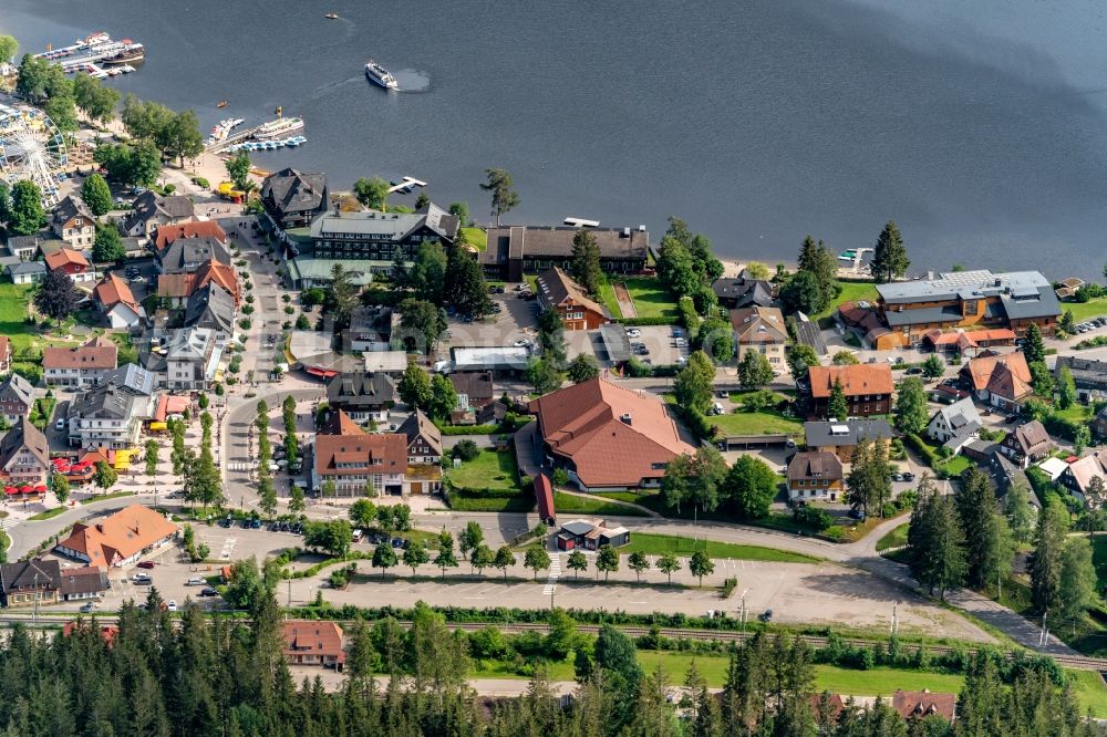 Titisee-Neustadt from the bird's eye view: Village on the banks of the area Titisee in Titisee-Neustadt in the state Baden-Wurttemberg, Germany