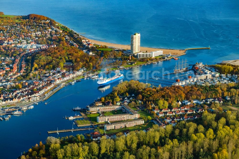 Lübeck from the bird's eye view: Village on the banks of the area Trave - river course in Alt Travemuende in the state Schleswig-Holstein, Germany