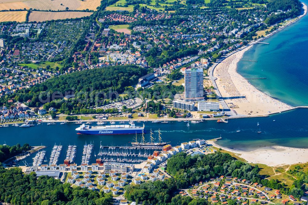 Travemünde from the bird's eye view: Ortskern am Uferbereich des Trave - Flussverlaufes in Travemuende im Bundesland Schleswig-Holstein, Deutschland