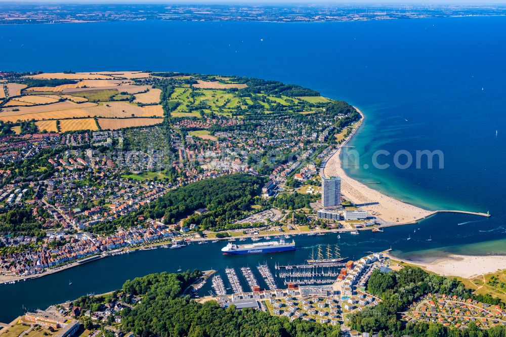 Aerial image Travemünde - Ortskern am Uferbereich des Trave - Flussverlaufes in Travemuende im Bundesland Schleswig-Holstein, Deutschland