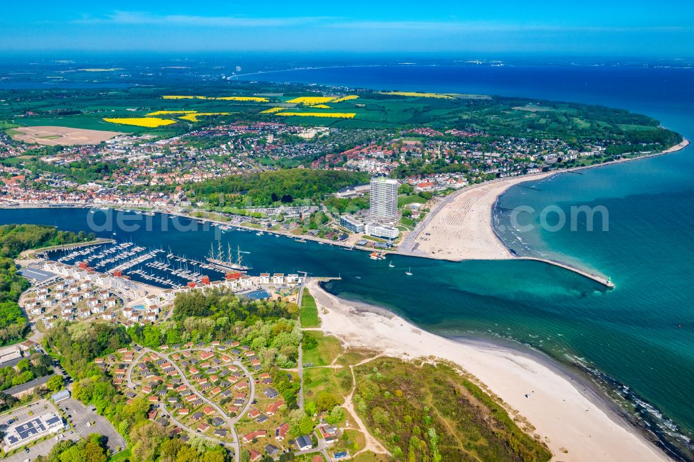 Travemünde from the bird's eye view: Ortskern am Uferbereich des Trave - Flussverlaufes in Travemuende im Bundesland Schleswig-Holstein, Deutschland