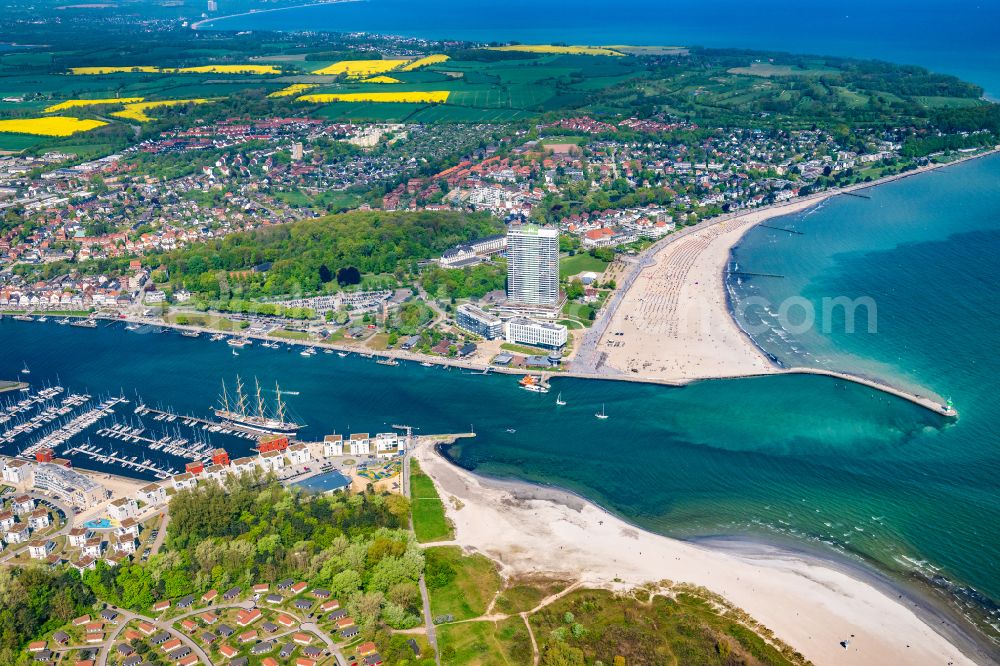 Aerial image Travemünde - Ortskern am Uferbereich des Trave - Flussverlaufes in Travemuende im Bundesland Schleswig-Holstein, Deutschland