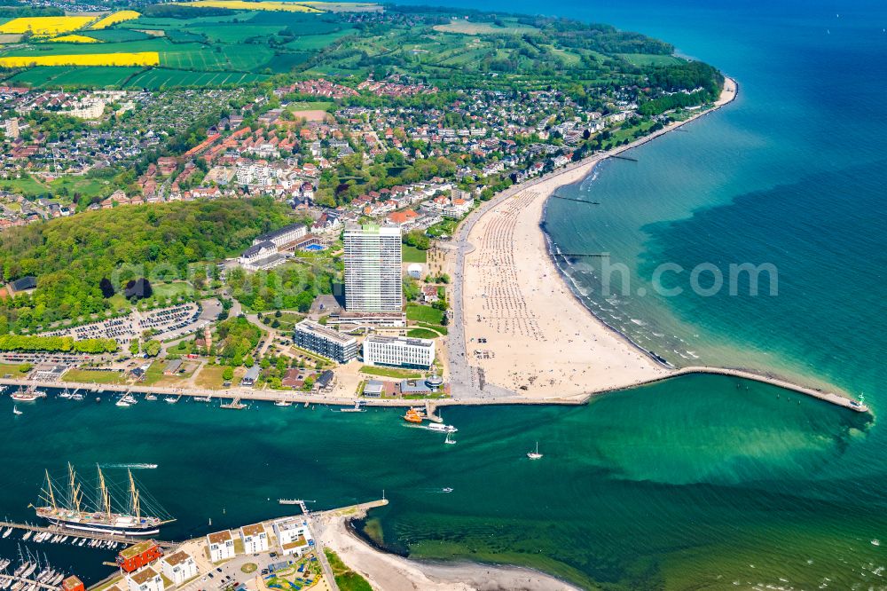 Aerial photograph Travemünde - Ortskern am Uferbereich des Trave - Flussverlaufes in Travemuende im Bundesland Schleswig-Holstein, Deutschland