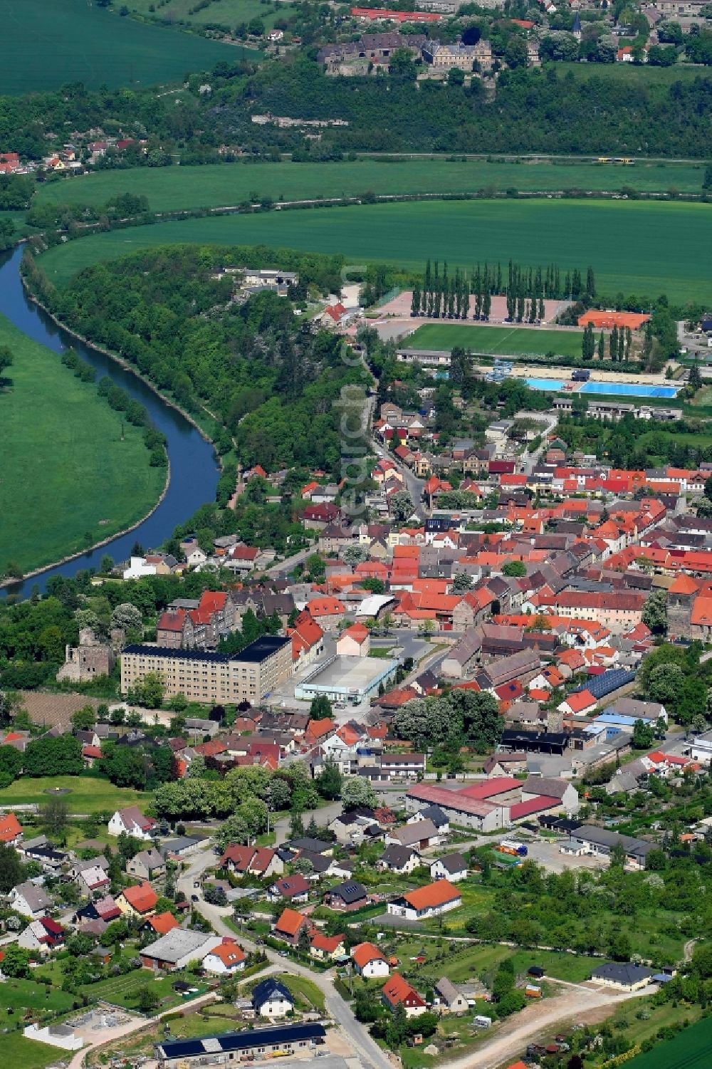 Nebra (Unstrut) from the bird's eye view: Village on the banks of the area Unstrut - river course in Nebra (Unstrut) in the state Saxony-Anhalt, Germany