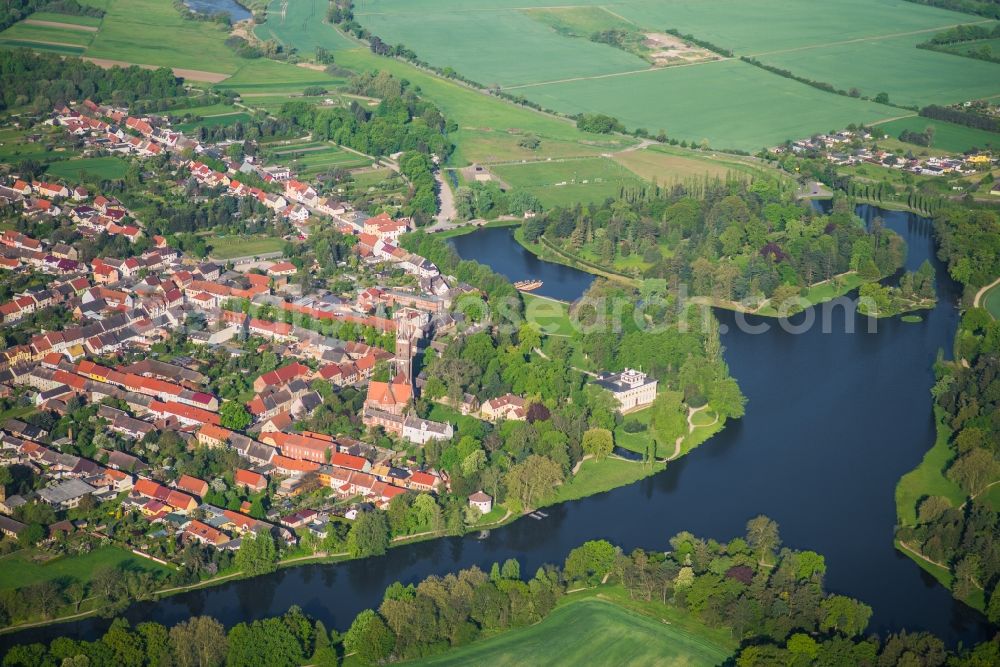 Oranienbaum-Wörlitz from the bird's eye view: Village on the banks of the area Woerlitzer See in Oranienbaum-Woerlitz in the state Saxony-Anhalt, Germany