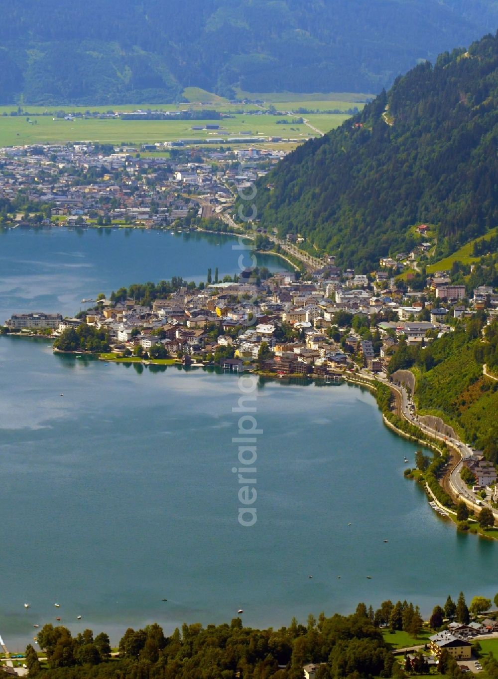 Zell am See from the bird's eye view: Village on the banks of the area Zeller See in Zell am See in Salzburg, Austria