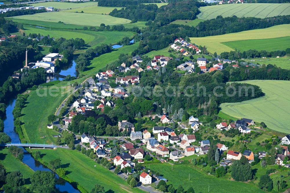 Remse from the bird's eye view: Village on the banks of the area Zwickauer Mulde - river course in Remse in the state Saxony, Germany