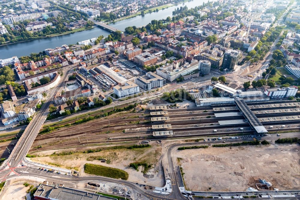 Aerial photograph Heidelberg - District Bergheim between Neckar river and central station in Heidelberg in the state Baden-Wurttemberg, Germany