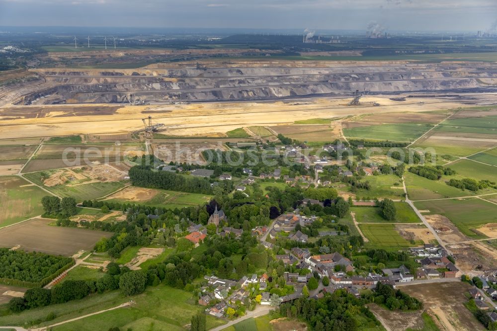 Aerial photograph Erkelenz OT Borschmich - View of District Borschmich, derelict district of Erkelenz on the edge of lignite mining Garzweiler I at Erkelenz in the state of North Rhine-Westphalia