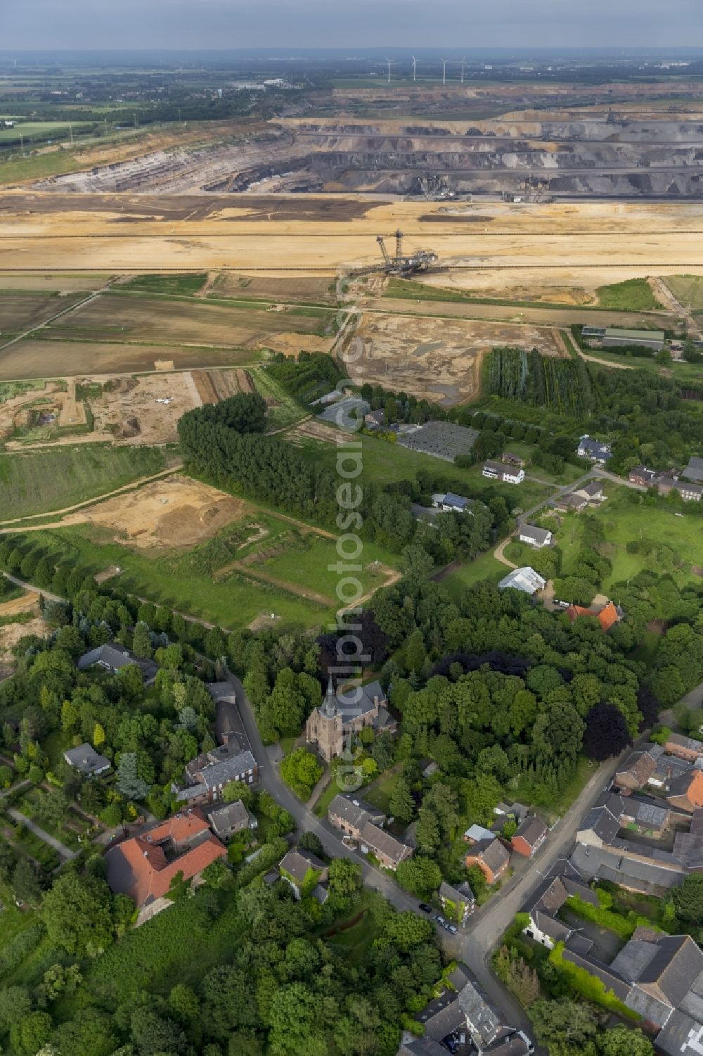 Aerial photograph Erkelenz OT Borschmich - View of District Borschmich, derelict district of Erkelenz on the edge of lignite mining Garzweiler I at Erkelenz in the state of North Rhine-Westphalia