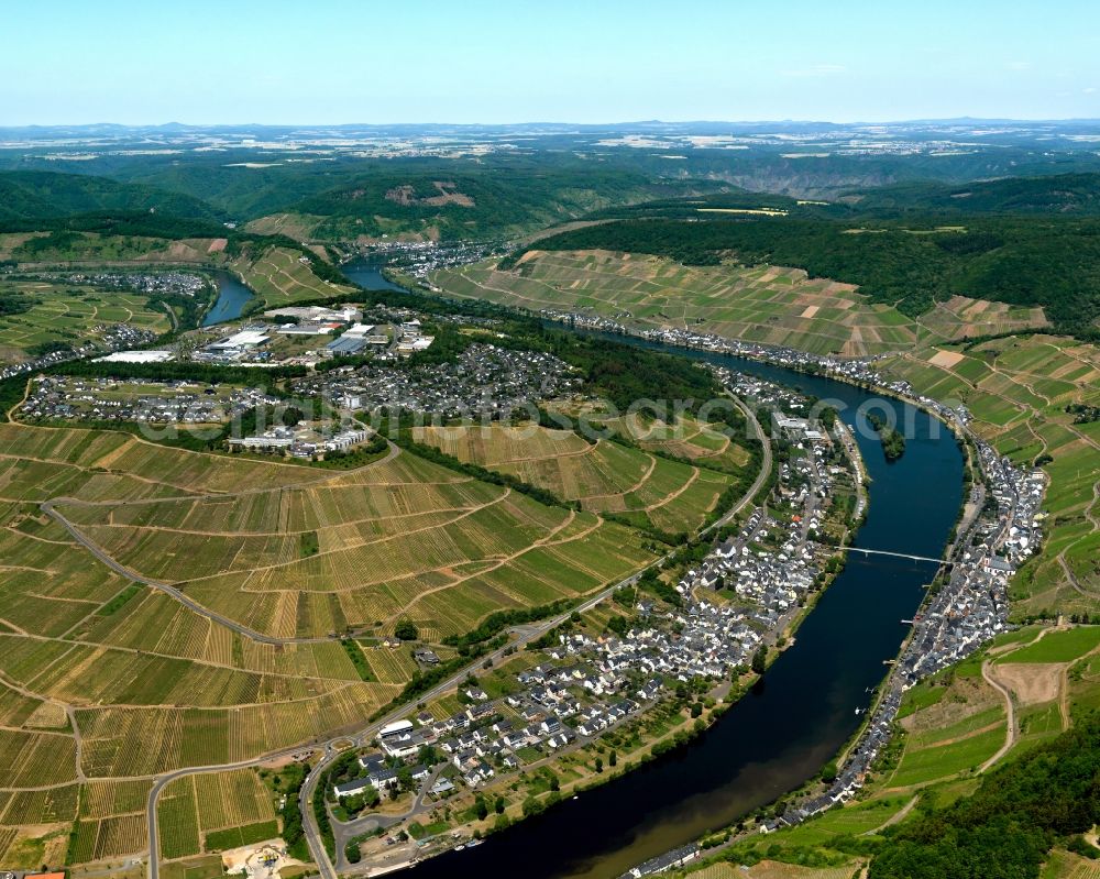 Zell (Mosel) Kaimt from the bird's eye view: Kaimt district on the banks of the river course of the Moselle in Zell (Mosel) in Rhineland-Palatinate