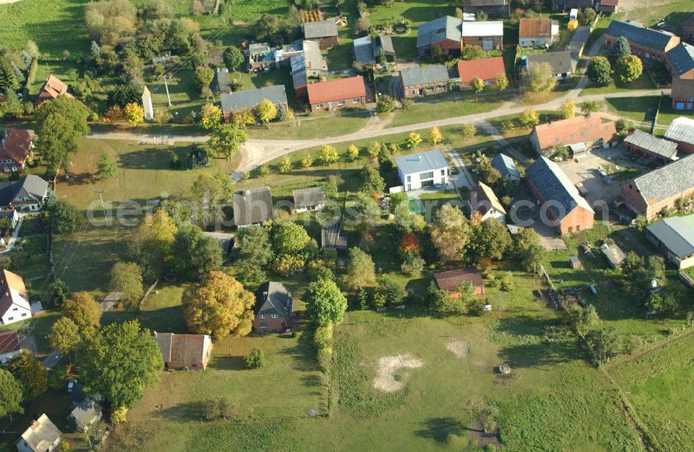 Aerial image Nausdorf / Lenzen - Blick auf den Ortsteil Nausdorf der Gemeinde Lenzen im Landkreis Prignitz in Brandenburg. Kontakt: Amt Lenzen Elbtalaue der Amtsdirektor, Kellerstr. 4, 19309 Lenzen/Elbe, Tel. 038792 988-0, mail@amtlenzen.de