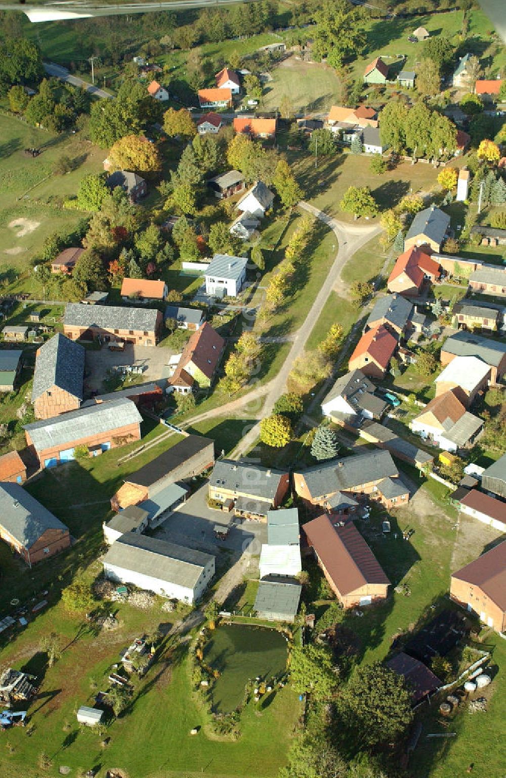 Aerial photograph Nausdorf / Lenzen - Blick auf den Ortsteil Nausdorf der Gemeinde Lenzen im Landkreis Prignitz in Brandenburg. Kontakt: Amt Lenzen Elbtalaue der Amtsdirektor, Kellerstr. 4, 19309 Lenzen/Elbe, Tel. 038792 988-0, mail@amtlenzen.de