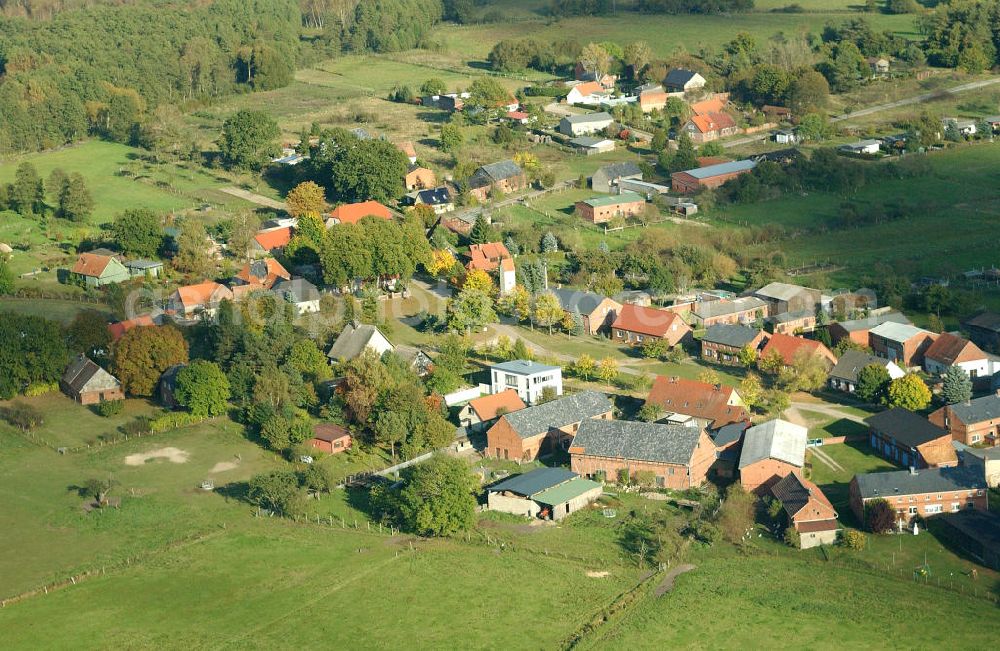 Nausdorf / Lenzen from the bird's eye view: Blick auf den Ortsteil Nausdorf der Gemeinde Lenzen im Landkreis Prignitz in Brandenburg. Kontakt: Amt Lenzen Elbtalaue der Amtsdirektor, Kellerstr. 4, 19309 Lenzen/Elbe, Tel. 038792 988-0, mail@amtlenzen.de