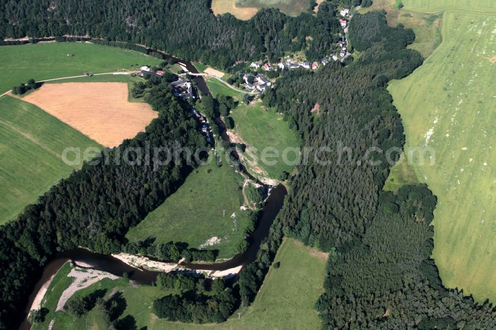 Aerial image Mohlsdorf-Teichwolframsdorf - The district Ruessdorf of Mohlsdorf-Teichwolframsdorf in Thuringia is Elstertal. Here the Weisse Elster attracts a large turn, encloses fields, meadows and a farm. On the other side of the river are more farms and farmhouses situated on a wooded mountain side