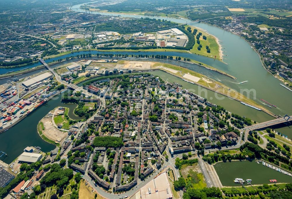 Duisburg from the bird's eye view: District Ruhrort-Baerl in Duisburg in the state North Rhine-Westphalia, Germany