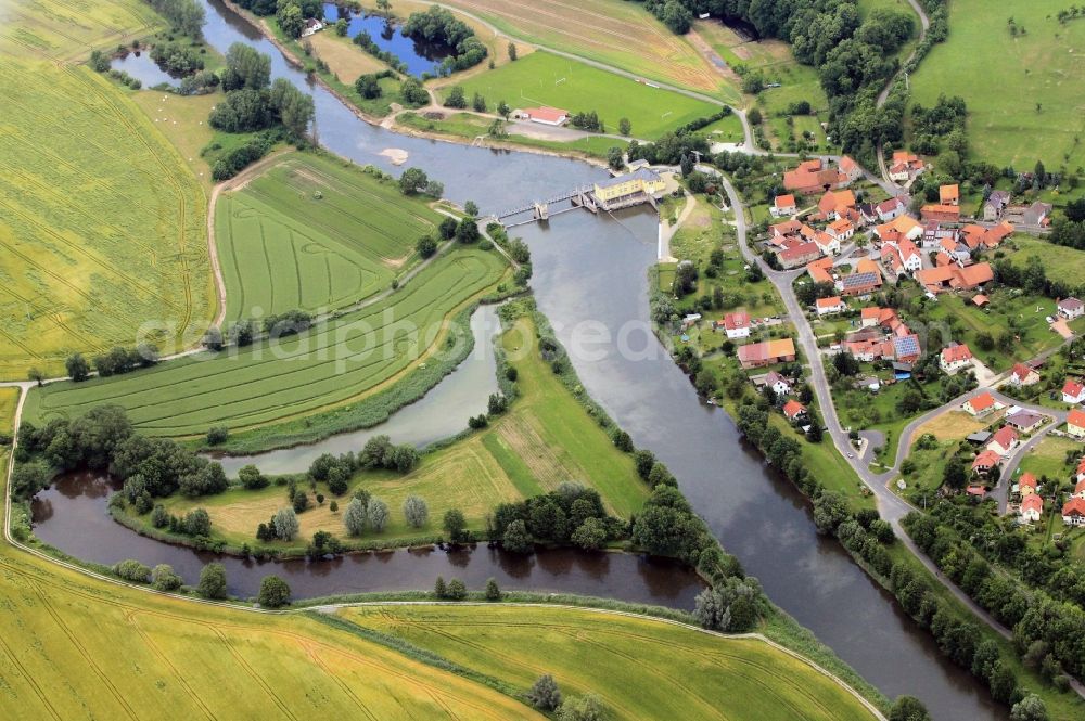 Krauthausen-Spichra from the bird's eye view: At the district Spichra of Krauthausen in Thuringia the Werra flows along. At the level of the village street of Spichra locks a weir the Werra. For about a hundred years here a hydroelectric power plant is operated. Today's user is the E.ON AG Thuringia