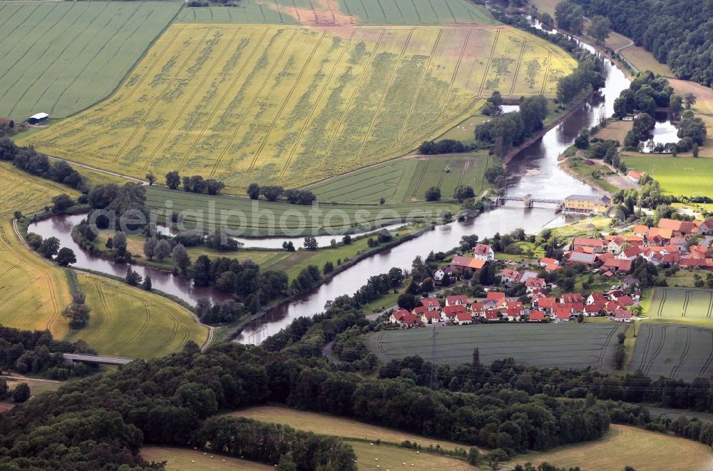 Krauthausen-Spichra from the bird's eye view: At the district Spichra of Krauthausen in Thuringia the Werra flows along. At the level of the village street of Spichra locks a weir the Werra. For about a hundred years here a hydroelectric power plant is operated. Today's user is the E.ON AG Thuringia