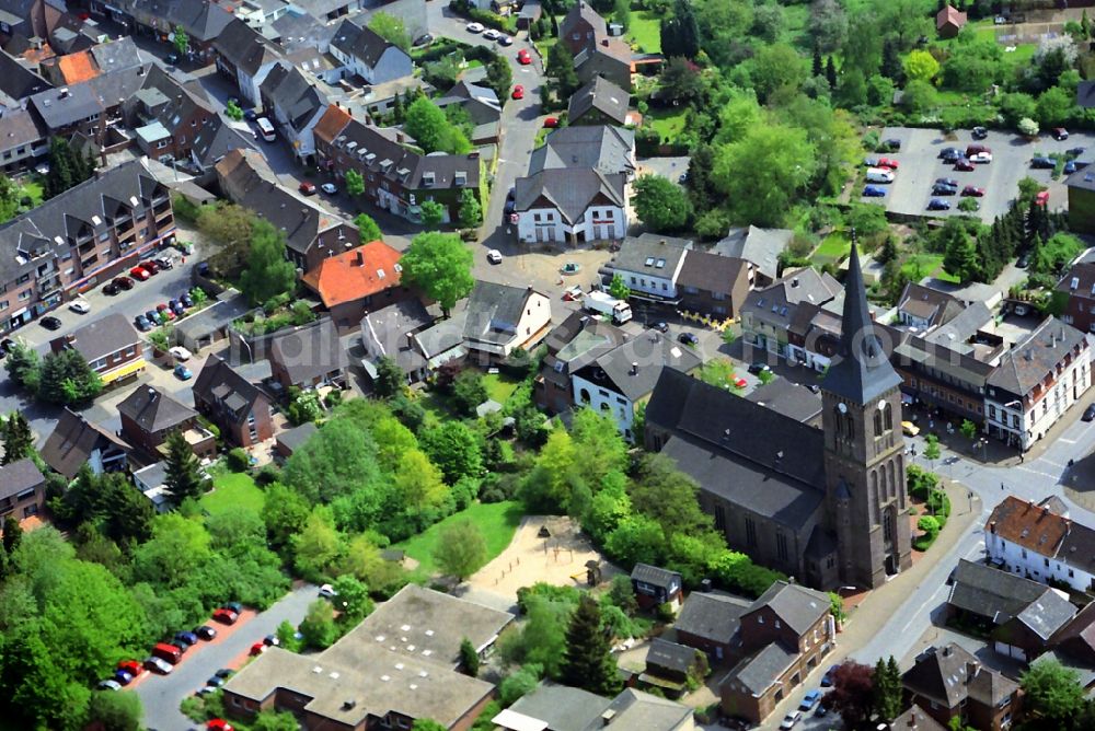 Aerial photograph Alpen - View of Alpen overlooking the St. Ulrich church in the state of North Rhine-Westphalia