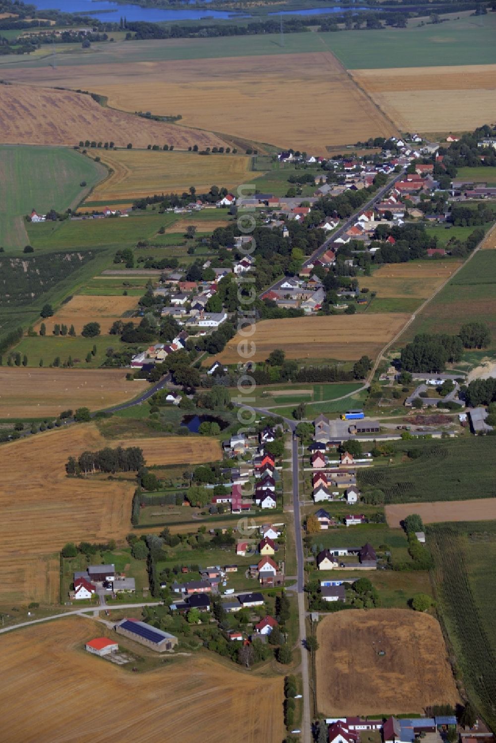 Zehdenick from the bird's eye view: View of the village of Mildenberg in Zehdenick in the state of Brandenburg. The village is surrounded by fields and meadows and located in the North of the town area and is one of its 13 parts