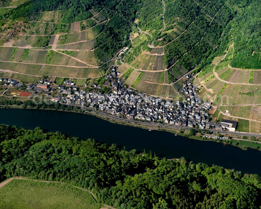 Ediger-Eller from the bird's eye view: View of the Ediger part of the borough and municipiality of Ediger-Eller in the state of Rhineland-Palatinate. The official tourist resort and wine-growing town is part of the Cochem-Zell county district and is located on the left riverbank of the Moselle. It consists of the two parts Ediger (in the East) and Eller (in the West)