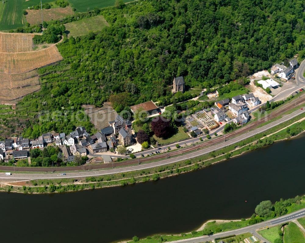 Aerial photograph Kobern-Gondorf - View of the Gondorf part of Kobern-Gondorf in the state of Rhineland-Palatinate. The borough and municipiality is an official tourist resort and located in the county district of Mayen-Koblenz on the left riverbank of the river Moselle, surrounded by hills, forest and fields. Gondorf is known for Castle Liebieg and is located in the South of the borough