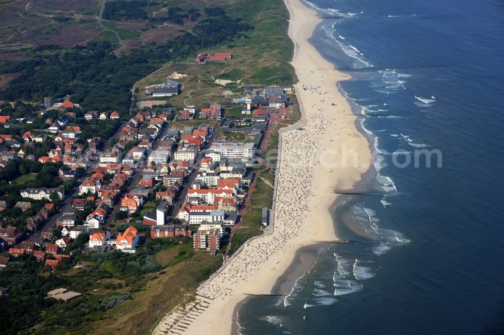 Wangerooge from the bird's eye view: View of the main beach along the seafront of the village of Wangerooge on the island of the same name in the Wadden Sea of the North Sea in the state of Lower Saxony. Wangerooge is the Eastern-most inhabited of the East Frisian Islands. It has a sand beach and is a spa resort