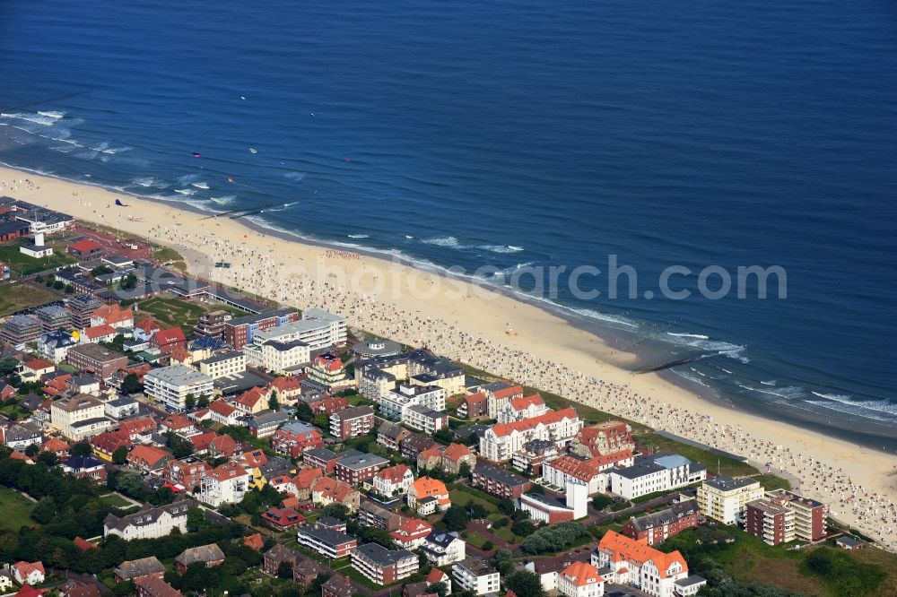 Aerial photograph Wangerooge - View of the main beach along the seafront of the village of Wangerooge on the island of the same name in the Wadden Sea of the North Sea in the state of Lower Saxony. Wangerooge is the Eastern-most inhabited of the East Frisian Islands. It has a sand beach and is a spa resort